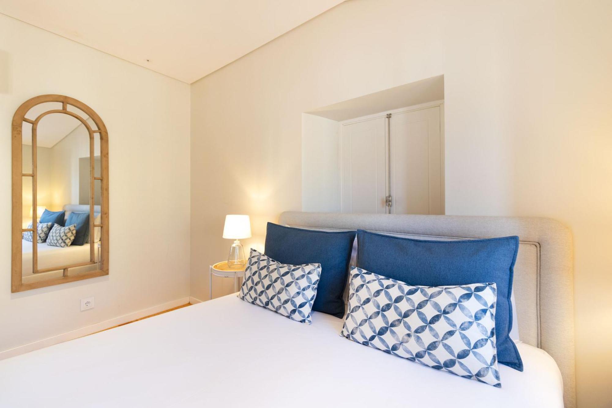 Discover Lisbons History - Stylish In Alfama *