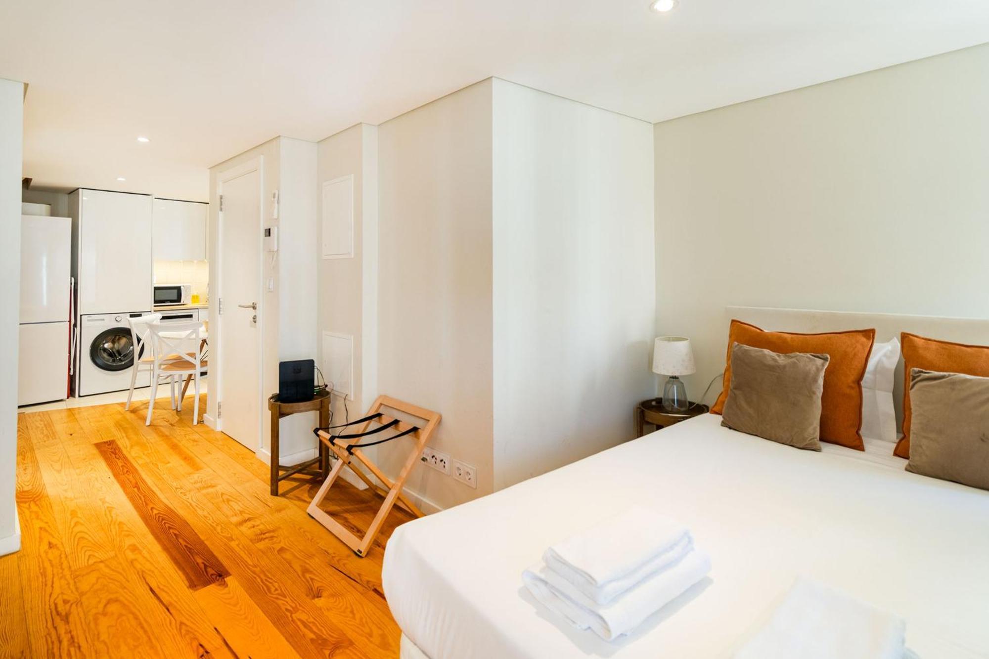 Discover Lisbons History - Stylish In Alfama Lisboa